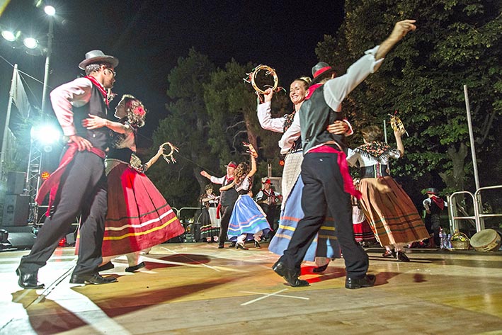 Invitan a “recorrer” Italia con sus danzas tradicionales
