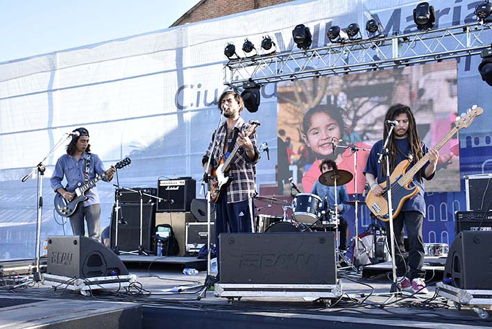 Los jóvenes festejaron su día con música variada Los jóvenes festejaron su día con música variada