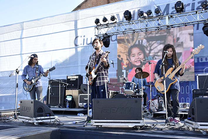 Los jóvenes festejaron su día con música variada