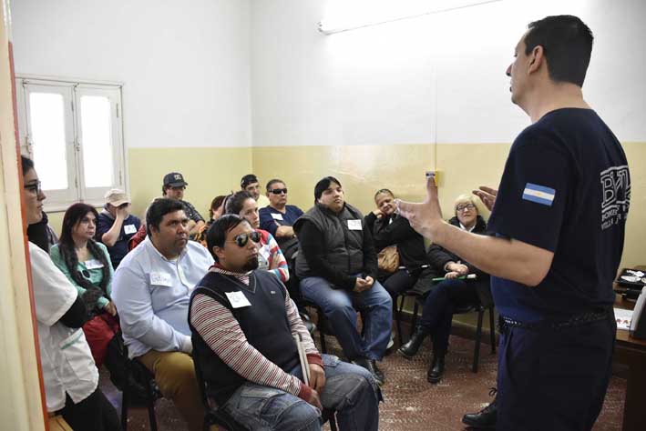 Bomberos enseñaron qué hacer ante un incendio a disminuidos visuales