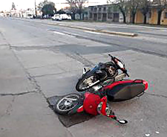 Un hombre con doble fractura al colisionar dos motos en una avenida