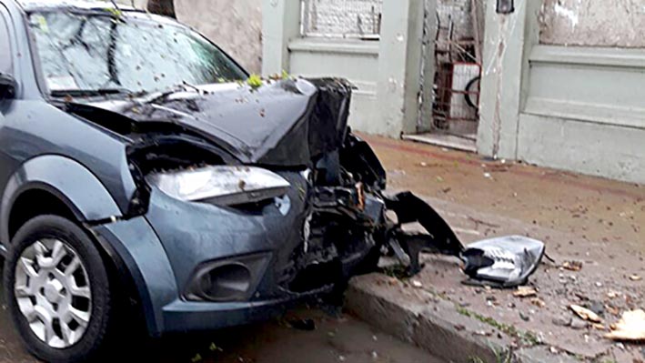 Embistieron un árbol y un poste del tendido eléctrico