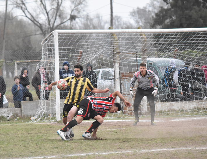 Unión dejó sin invicto a un Alem que  no supo definirlo