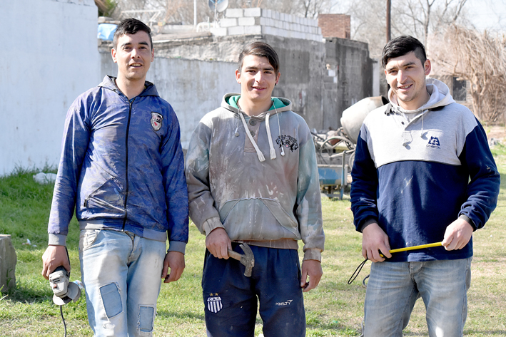 Jóvenes del barrio construyen la primera sede del centro vecinal