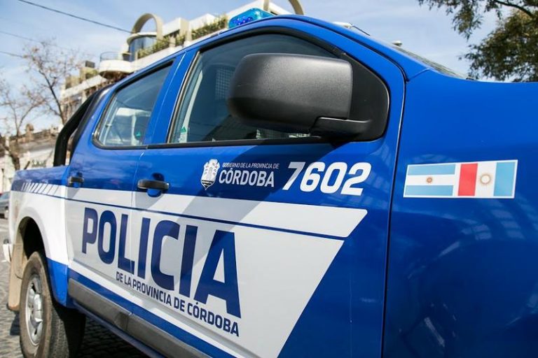 Se bajó los pantalones ante un policía