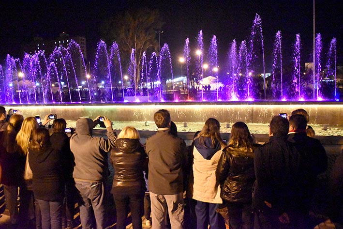 Con coros y discursos, el festejo comenzó en un Verdi colmado