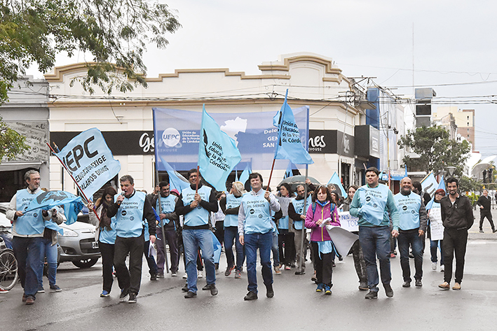 Celebran el Día del Maestro en una época “de profunda crisis”