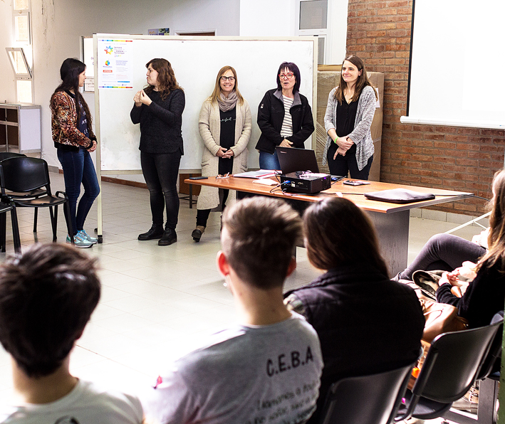 Trabajadores, docentes y alumnos  se capacitan en lenguaje de señas