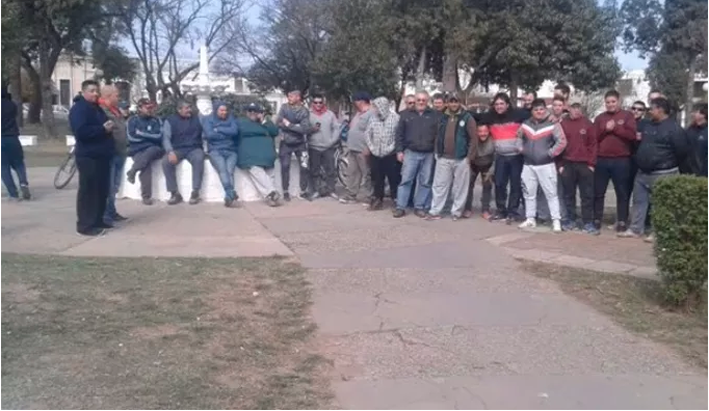 Camioneros se oponen a estacionar cerca de un lugar con agroquímicos