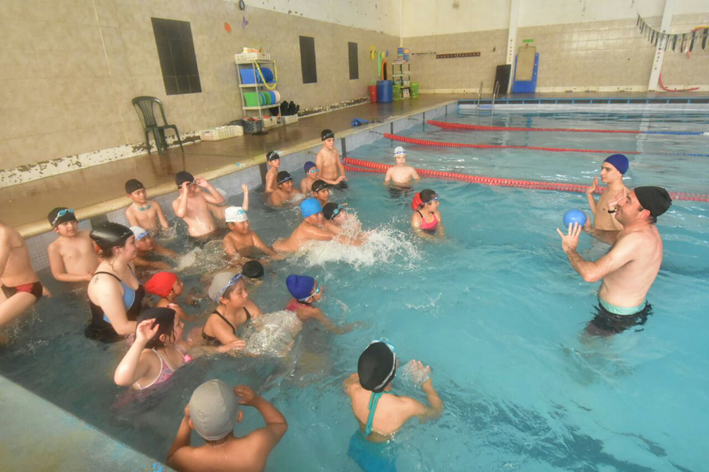 Niños de escuelas rurales iniciaron clases de natación