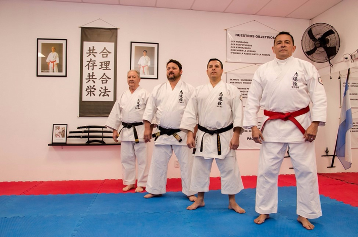 Caminos y sus discípulos van  a Okinawa, la cuna del karate