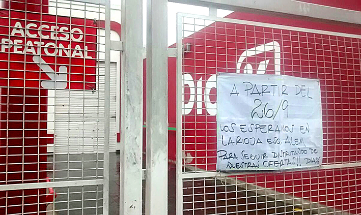 Se cerraron las persianas de un supermercado frente a la Terminal