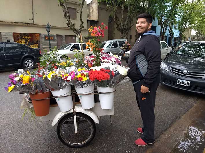 La historia de Facundo: “La gente dice que soy el que reparte felicidad”