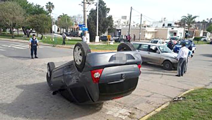 Vuelco a metros del paso a nivel