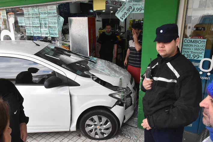 Cuantiosos daños por el impacto de un auto en un supermercado