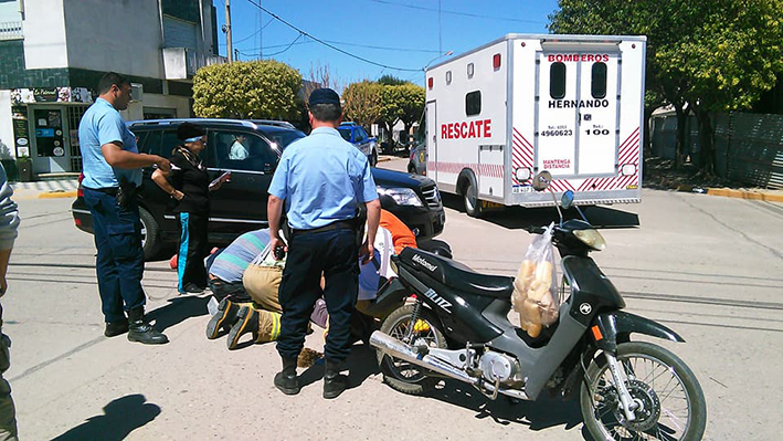 Motociclista herida al chocar en Hernando