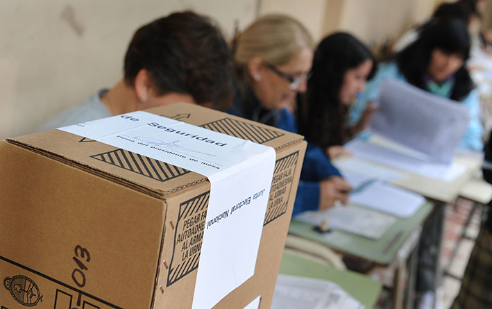 El país va a las urnas para elegir 127 diputados y 24 senadores