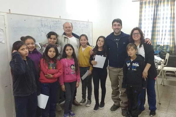 Charla en la escuela sobre el camino del agua potable, desde el pozo a la vivienda