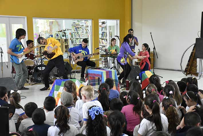 Grupos de música infantil de Chile y Colombia se presentan en la Villa