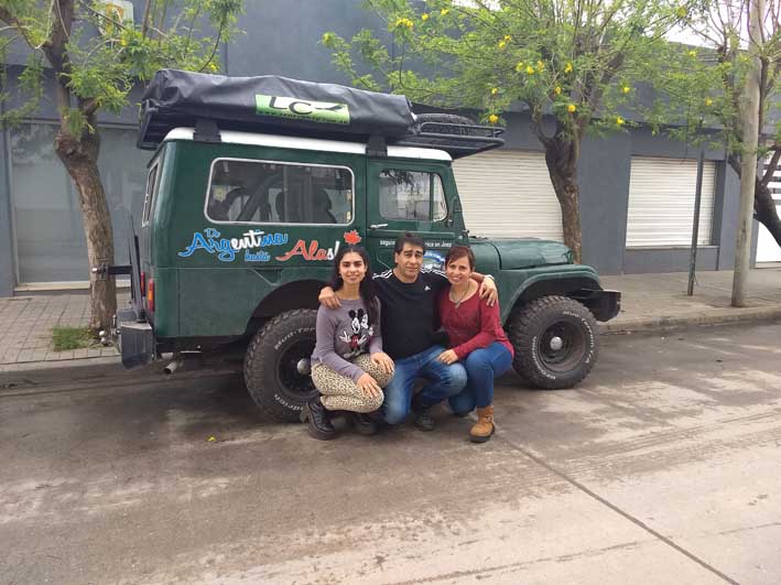 Parten rumbo a Alaska en un Jeep del 57