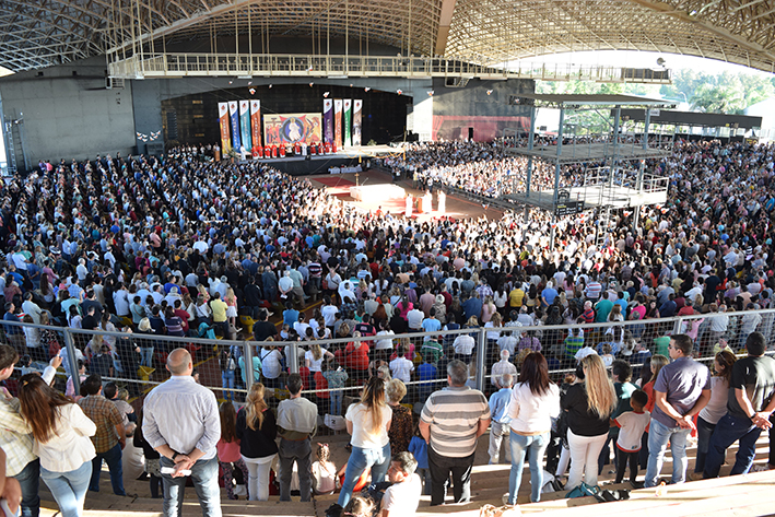 La Iglesia Católica convocó a unas seis mil personas en el Anfiteatro