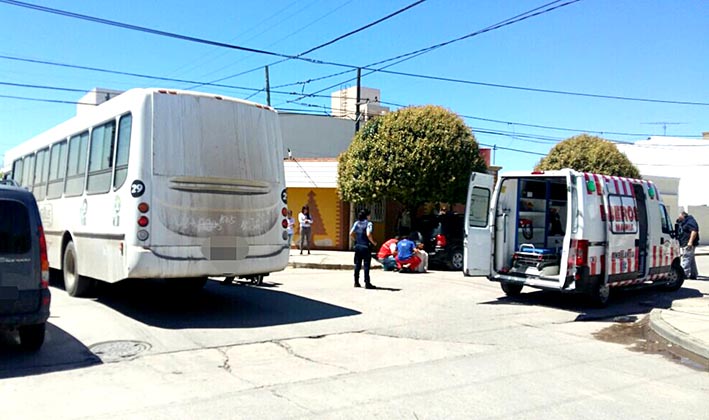 Un hombre resultó fracturado al chocar su moto contra un colectivo