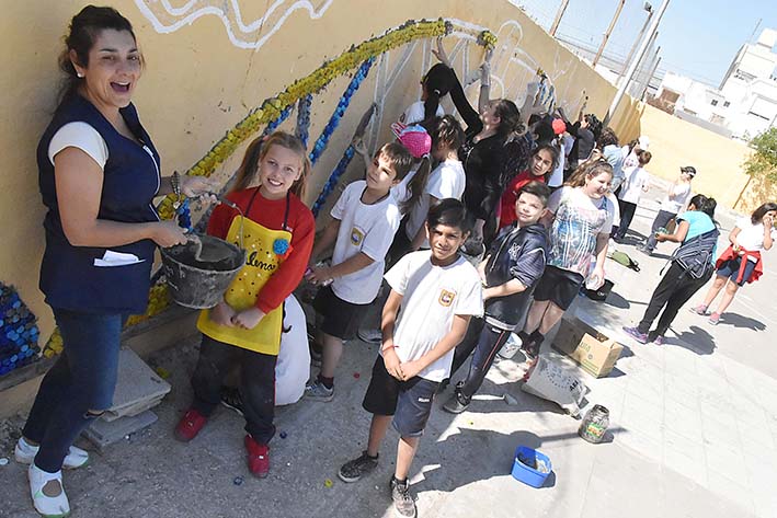 Niños y papás del Bianco construyen un mural
