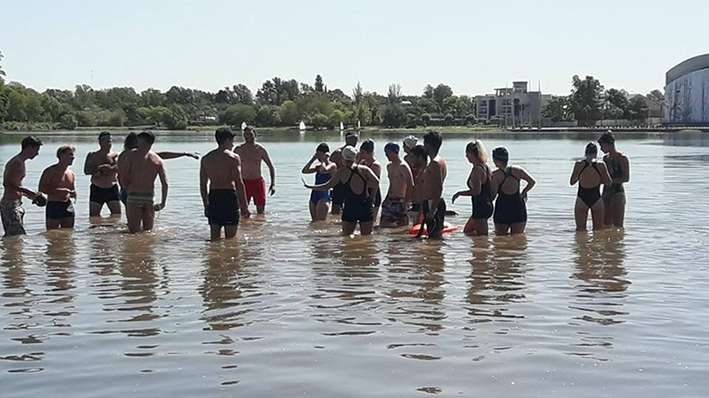 Ya hay mucha gente en el río, que todavía no tiene “guardacostas”