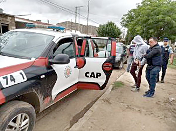 Fue aprehendido uno de los tres patoteros que atacaron a un joven