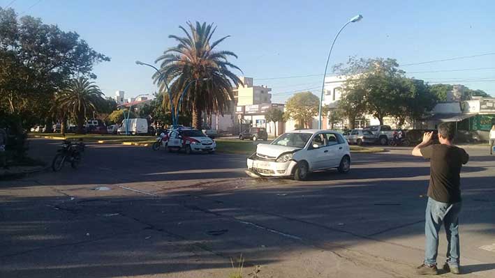 Choque y vuelco en un bulevar y una peatona con fracturas en una avenida