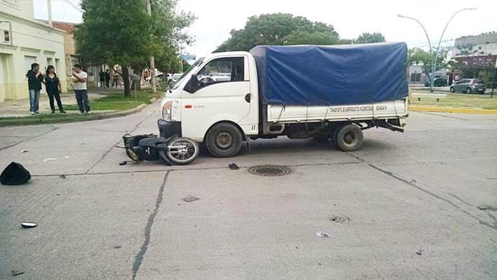 Dos motociclistas y una peatona lesionadas en apenas una hora