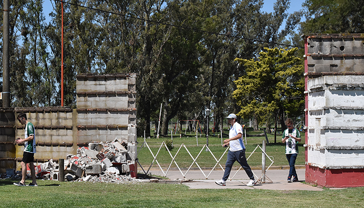 Venían del boliche y se llevaron puesto el acceso al campo deportivo de Ticino