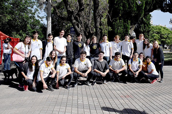 Estudiantes recolectaron libros para crear una biblioteca en otra escuela