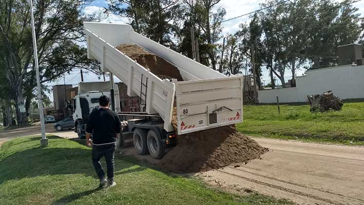 Sacan arena del río para reparar todas las arterias de tierra