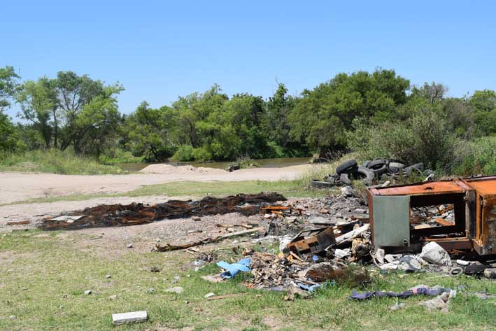 Basurales en el río: creen que “hay  muchas empresas involucradas”