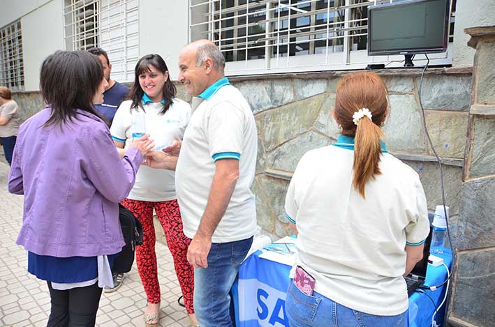 Concientizan a docentes sobre la importancia de la hidratación