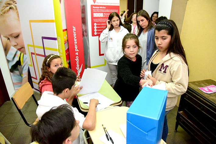 Los candidatos iniciaron la campaña por las escuelas