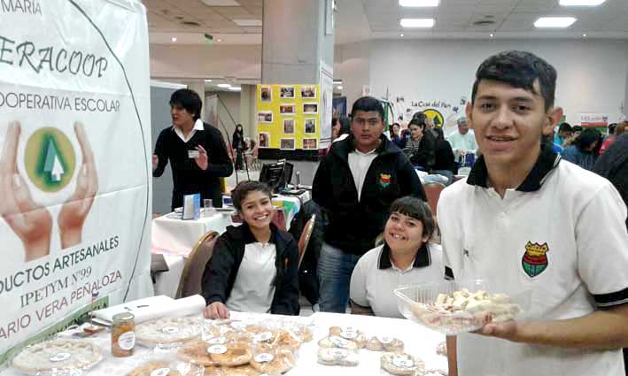 Venden empanadas para ayudar a dos niños con problemas de salud