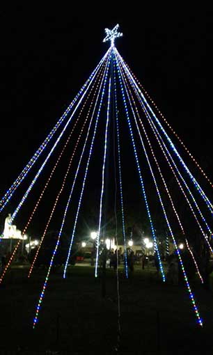 El centro villanovense fue una fiesta al encenderse nuevamente el árbol