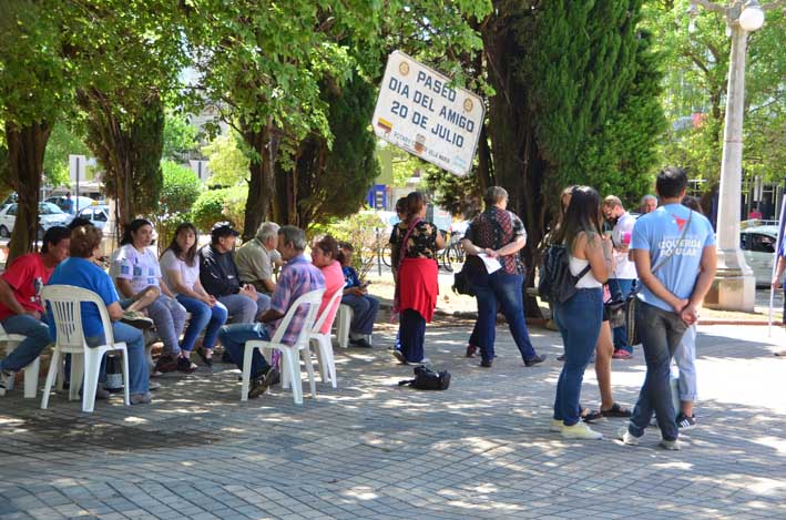 Se concentraron en la plaza Centenario para advertir sobre la vuelta al manicomio