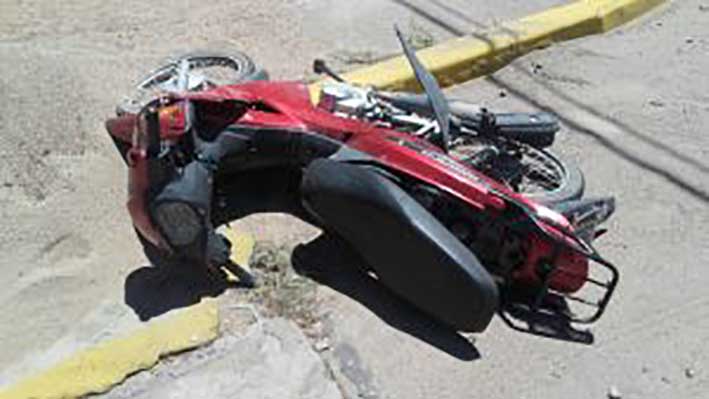 Un motociclista alcoholizado sufrió doble fractura al caer
