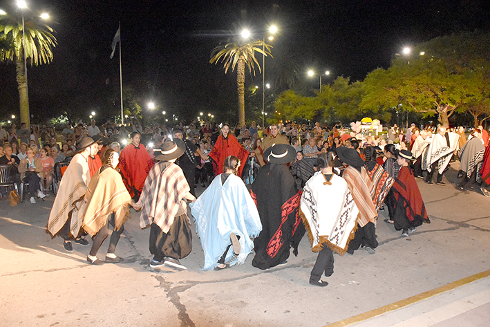 Artistas de la ciudad y región se unieron a  la “Navidad Gaucha” frente a la Catedral