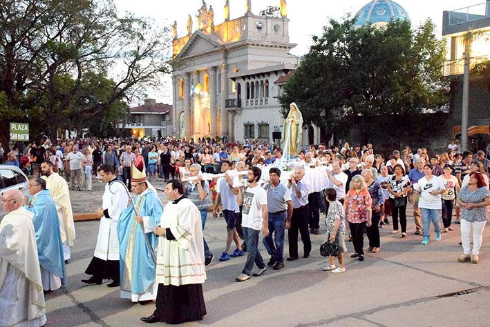 Cientos de fieles le rindieron homenaje a la Virgen en su día