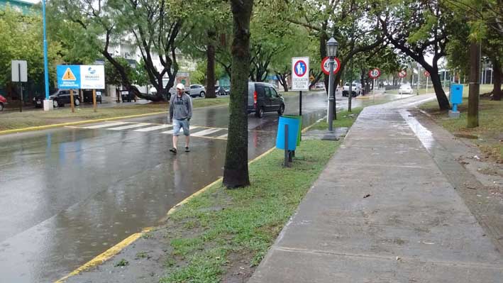 Tribulaciones y lamentos de los peatones en un día de lluvia