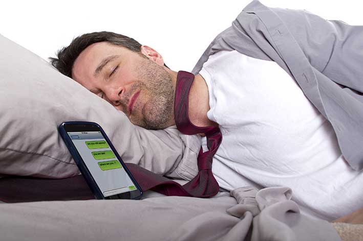 El peligro de dormir con el celular al lado