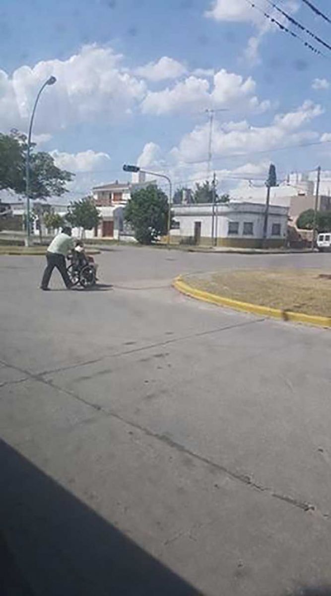 Un colectivero que te conduce a la solidaridad