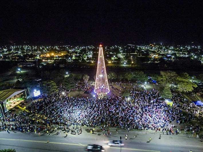 Una multitud al pie del gigante