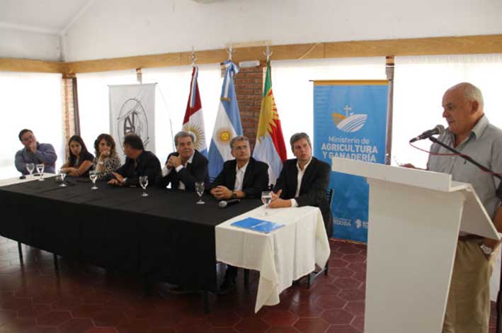 Entregaron más de tres millones de pesos en máquinas para la conservación de suelos Entregaron más de tres millones de pesos en máquinas para la conservación de suelos