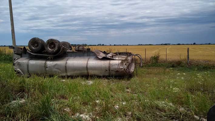 Un camión volcó en la 158