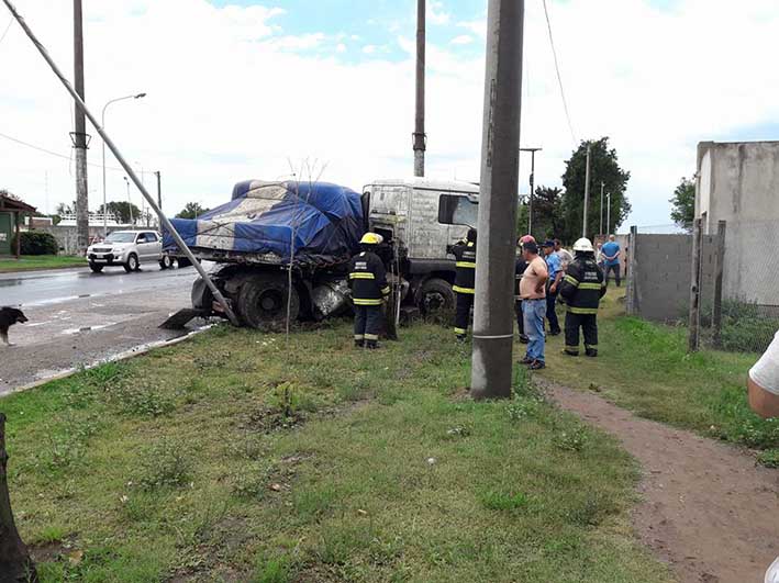 Se despistó y casi se mete en una casa